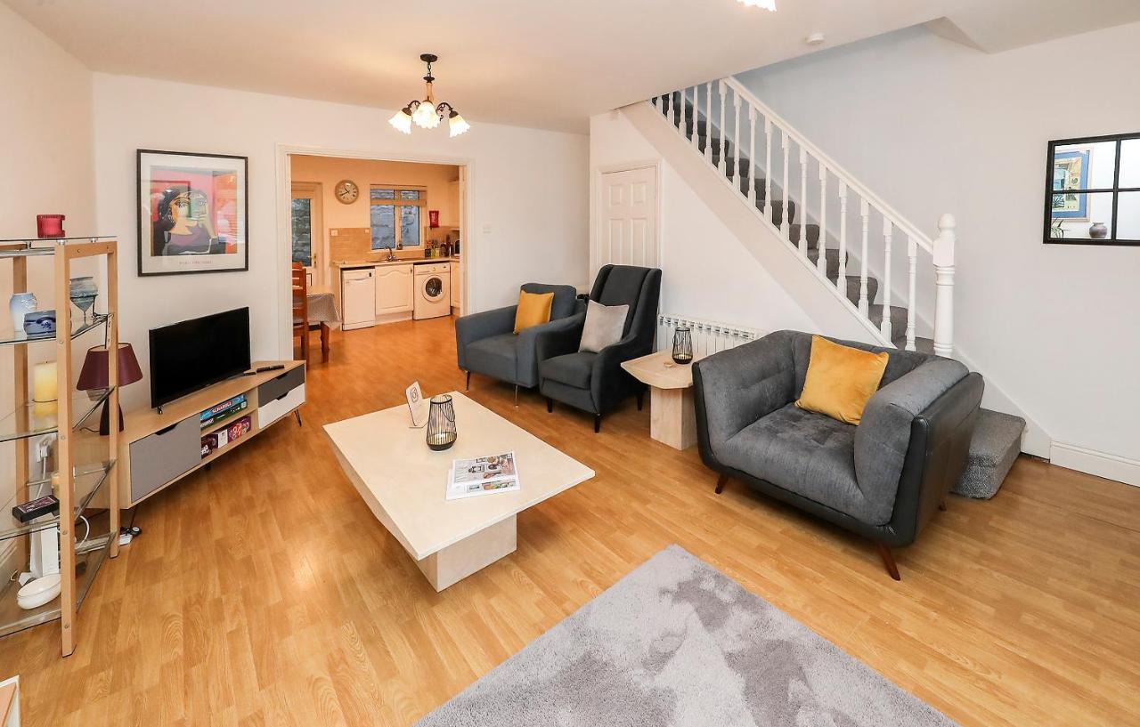 Two Bedroom Townhouse In The Heart Of Dungarvan 던가반 외부 사진