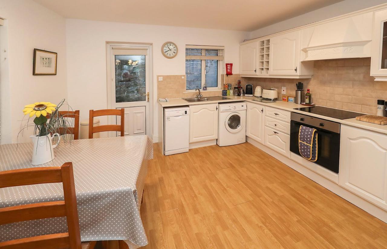 Two Bedroom Townhouse In The Heart Of Dungarvan 던가반 외부 사진